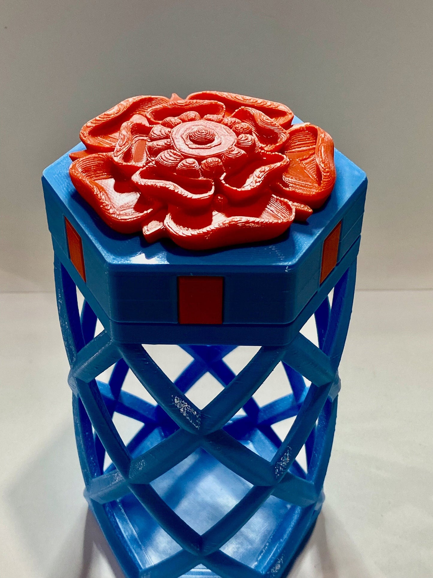 Twist Lock Trick Box - Tudor Rose with Open Twist base